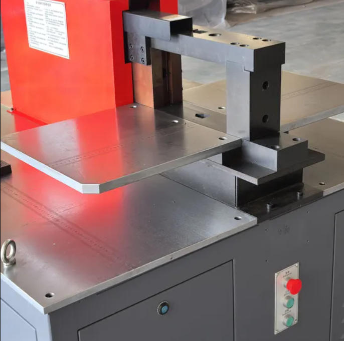 Volautomatische busbar machine – ponsen, buigen en knippen