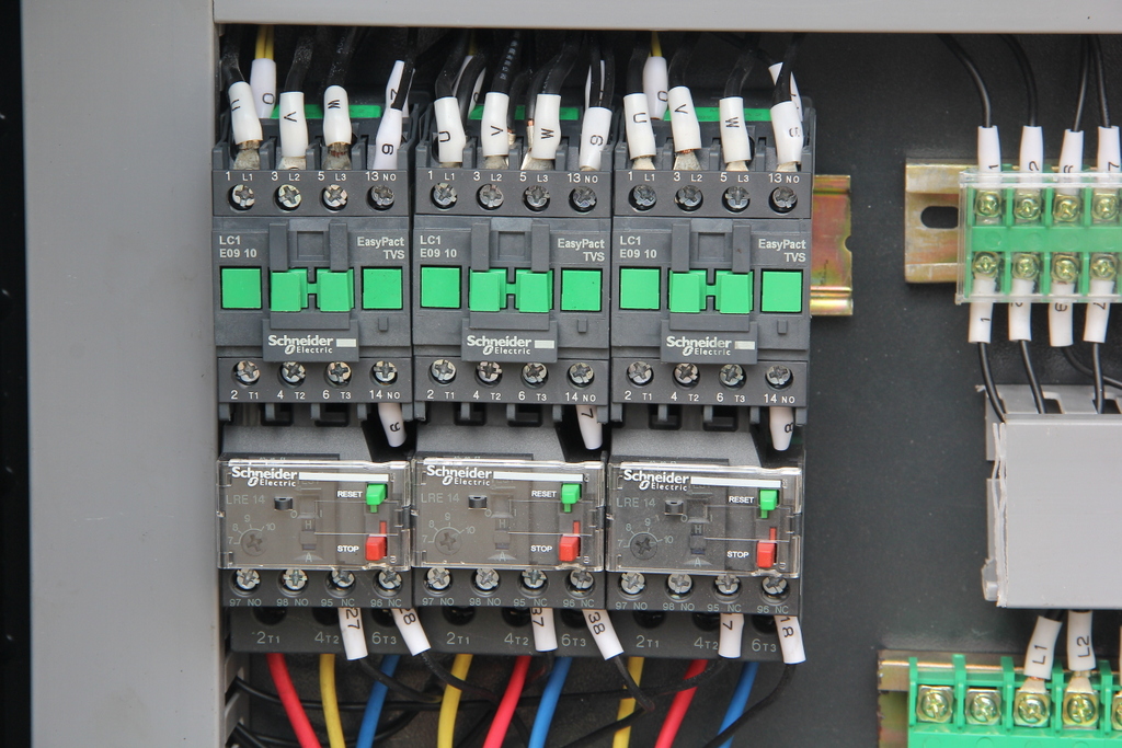 Busbar pons-, knip- en buigmachine voor koper 303U-3