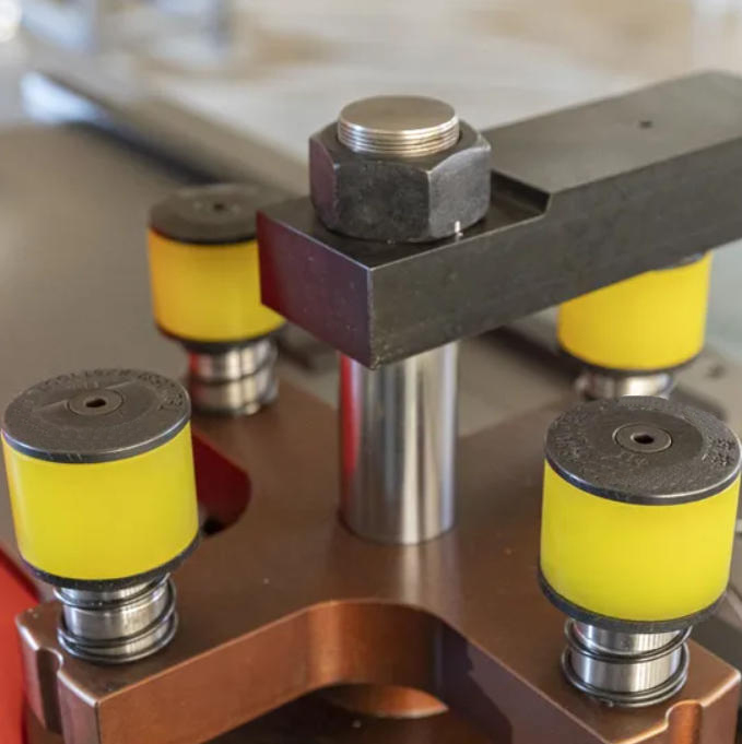 Volautomatische busbar machine – ponsen, buigen en knippen